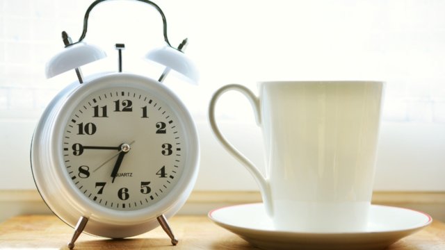 目覚まし時計とコーヒーカップ